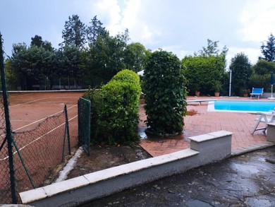 Hotel casa con piscina e tennis