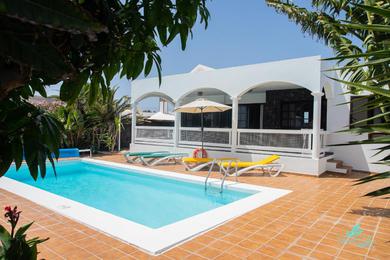 Impeccable 3-Bed Villa in Playa Blanca