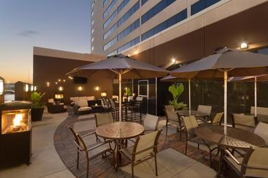Отель Hilton Suites Chicago/Oakbrook Terrace