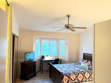 Guest house Grand Suite with TV, desk, and private bathroom