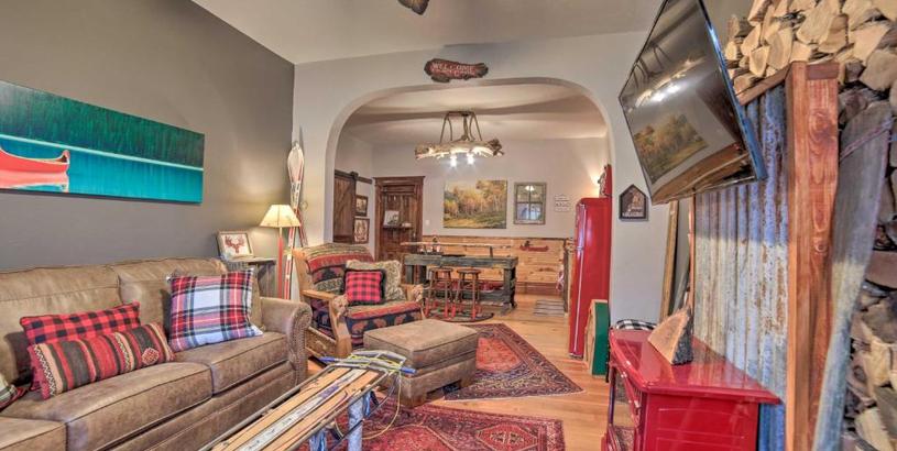 Апартаменты One-of-a-Kind Rustic Retreat in Dtwn Sturgeon Bay!