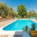 Holiday home Awesome home in Dracevac Ninski with Outdoor swimming pool, WiFi and 5 Bedrooms