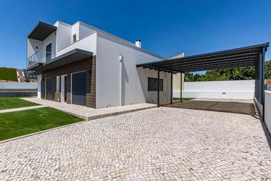 Дом отдыха Captivating 4-Bed House in Cadaval district-Lisbon