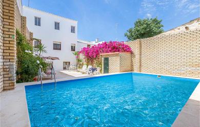 Beautiful home in Sevilla with Outdoor swimming pool and 5 Bedrooms