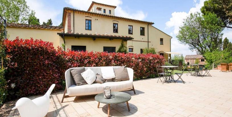 Holiday home Spacious Farmhouse in Peccioli with Roofed Terrace