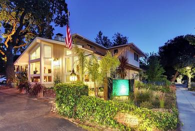 Отель Saratoga Oaks Lodge