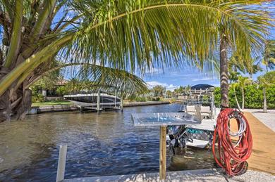 Дом отдыха Palm City Canalfront Home with Tiki Hut and Dock!