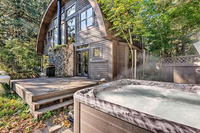 Дом отдыха Riverfront Cabin with Hot Tub on the Skykomish River!