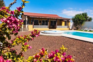 Вилла Villa with 2 bedrooms in El Roque with wonderful sea view private pool enclosed garden