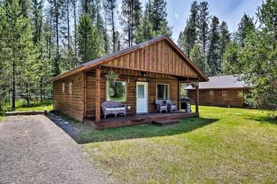 Holiday home Custom Cabin with Grill and Fire Pit 7 Mi to Glacier!