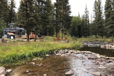 Дом отдыха Newly Renovated Creekside Cabin!