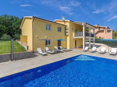 Villa House with private pool for 10 people surrounded by vineyard in a quiet location