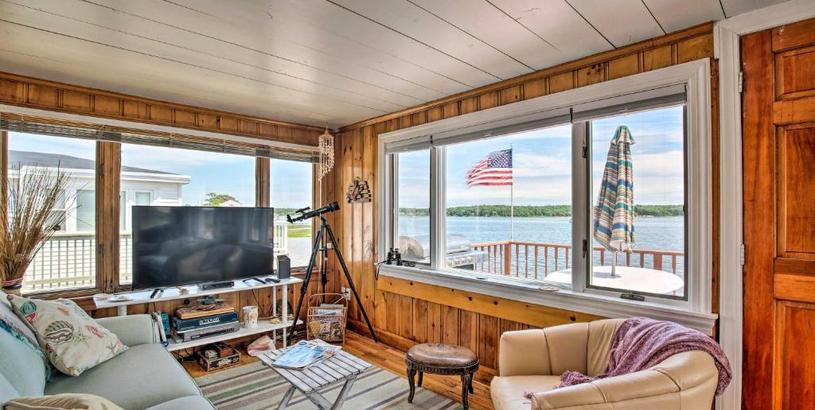 Дом отдыха Waterfront Cape Cod Cottage with Beach and Deck!