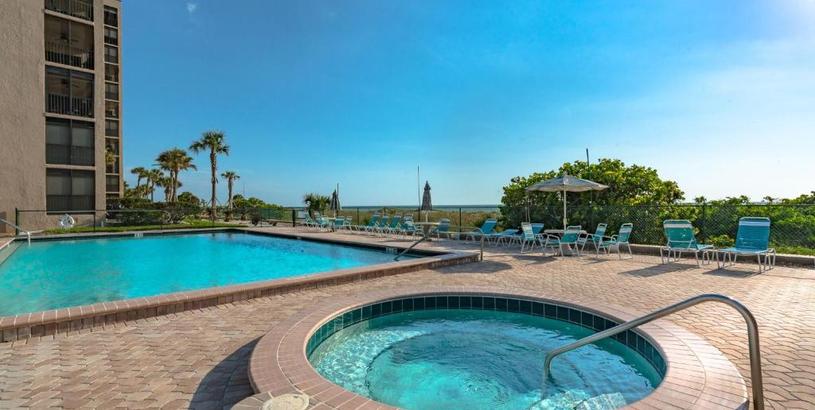 Apartments Reflections on the Gulf 405, Sleeps 6, 2 Bedroom, Gulf Front ,Pool, Spa, WiFi