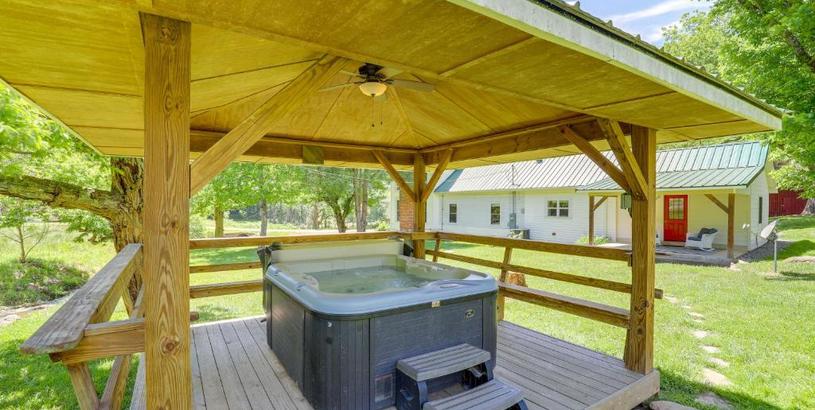 Holiday home Marshall Cottage on 1895 Tobacco Farm with Hot Tub!