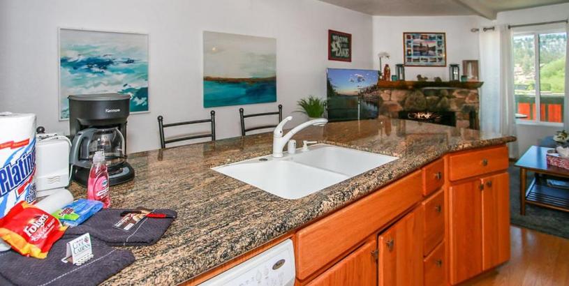 Отель Affordable Lakeview Condo - Condo is cozy and a great location for kayaking and paddle boarding!