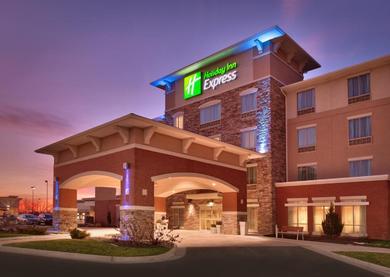 Отель Holiday Inn Express & Suites Overland Park, an IHG Hotel