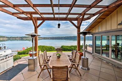 Holiday home Similk Bay Retreat with Deck, Fire Pit and Hot Tub!