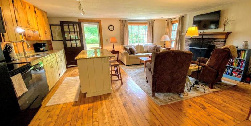 Holiday home GC Adorable home 20 minutes from CannonFranconia Notch Fire Pit wifi laundry Pet friendly