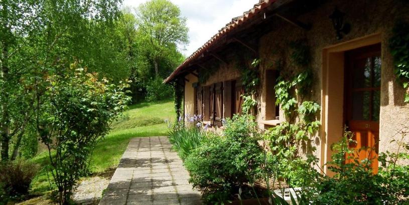 Дом отдыха Detached house with terrace in south Dordogne