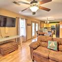 Дом отдыха Quaint Greers Ferry Home with Screened Porch!