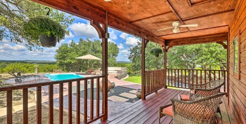 Дом отдыха Dripping Springs Cabin with Hill Country Views!