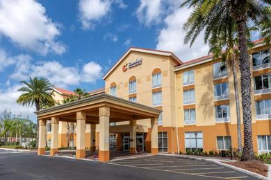 Отель Comfort Inn & Suites Orlando North