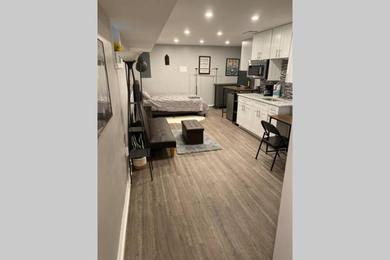 Apartments Urban Retreat Only Two Blocks From Metro! OFF STREET PARKING!