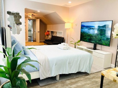 Гостевой дом Luxury Bath In Huge Bedroom with Sofa, Desk, 75 Inches TV, 10 Mins to Providence