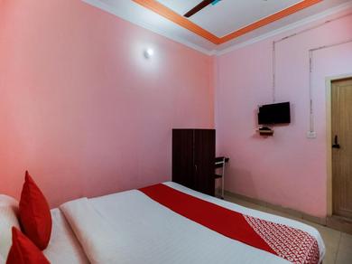 Hotel OYO Bandral Residency Near Dwarka Mor Metro Station