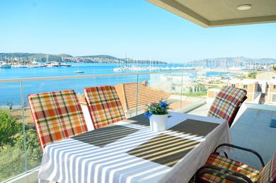 Luxury 90 m2 apt w balcony & spectacular sea view