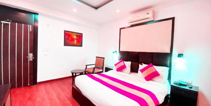 Hotel Hotel Gray Saffron - Near Rohini Sector 18, 19 metro station