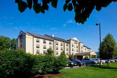 Отель Fairfield Inn & Suites by Marriott Cumberland