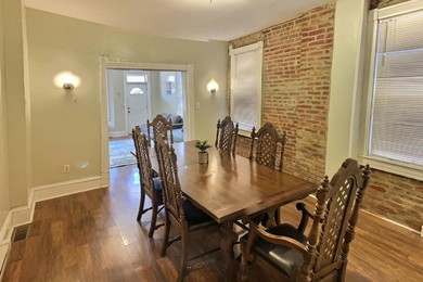 1900s Downtown Rowhouse, walkable, historic, pet friendly, spacious.