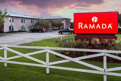 Отель Ramada by Wyndham Luling