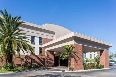 Hotel Days Inn & Suites by Wyndham Fort Myers Near JetBlue Park