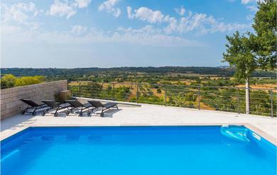 Holiday home Amazing home in Piramatovci w/ Outdoor swimming pool and 2 Bedrooms