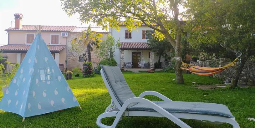 Apartments Apartment PARENZANA, little row HOUSE with big green yard in central Istria