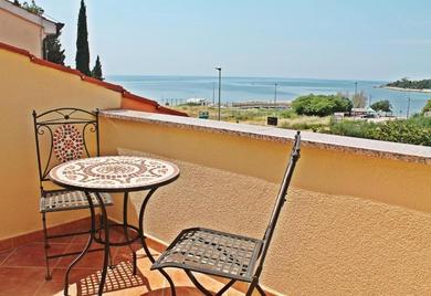 Guest house 4 Star apartments with sea view in Zambratija