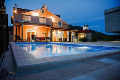 Holiday home Holiday home Anica, 4 bedroom house with swimming pool