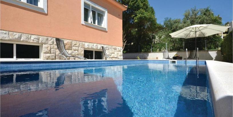 Holiday home Four-Bedroom Holiday home Split with an Outdoor Swimming Pool 02