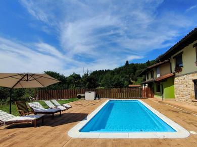 Holiday home Chalet con piscina climatizada en la naturaleza