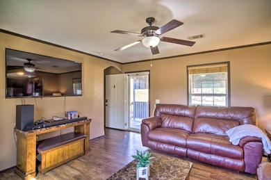 Holiday home Warm and Inviting Denham Springs Home with Deck!