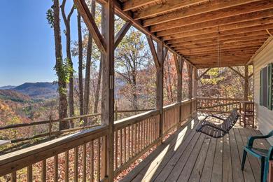 Holiday home Cabin with Mtn Views and Fireplace, Near Smoky Mtns!