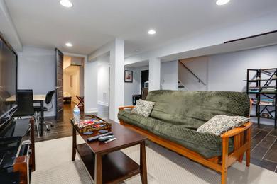 Апартаменты Modern Suite in Petworth, Washington, DC *FREE off-street parking, walk to Metro and restaurants*