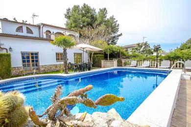 Villa 4 bedrooms villa with private pool enclosed garden and wifi at Rocallisa 8 km away from the beach