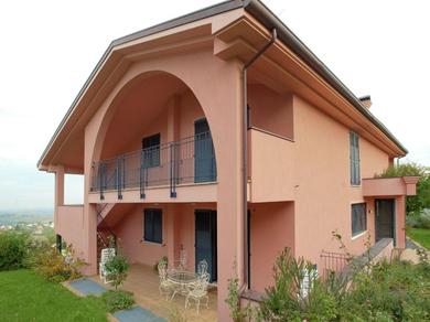 Дом отдыха Kleurrijk vakantiehuis in Verucchio met ruime tuin