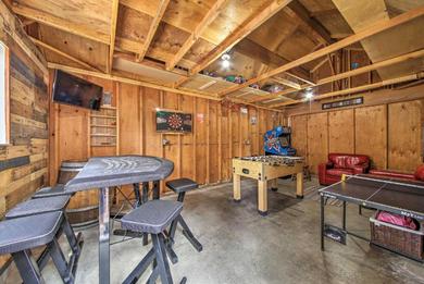 Cozy Renovated Cabin Yard, Deck, Playroom and Arcade