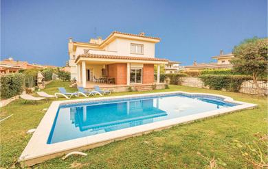 Дом отдыха Amazing home in Sant Pere Pescador with 5 Bedrooms, WiFi and Outdoor swimming pool