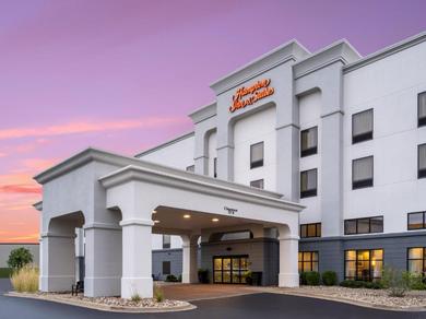 Отель Hampton Inn & Suites Cedar Rapids